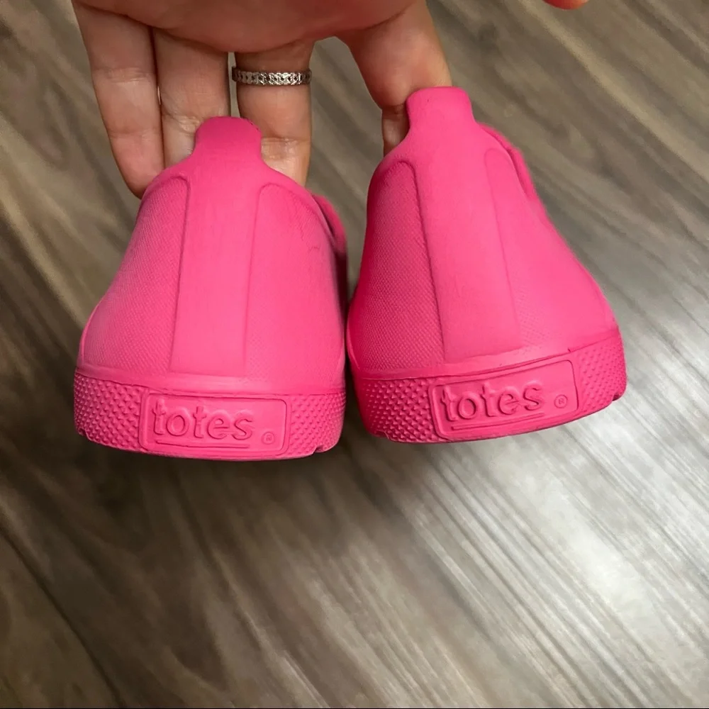 Totes kids size 4-5 Solbounce pull on Footwear Pink water shoes